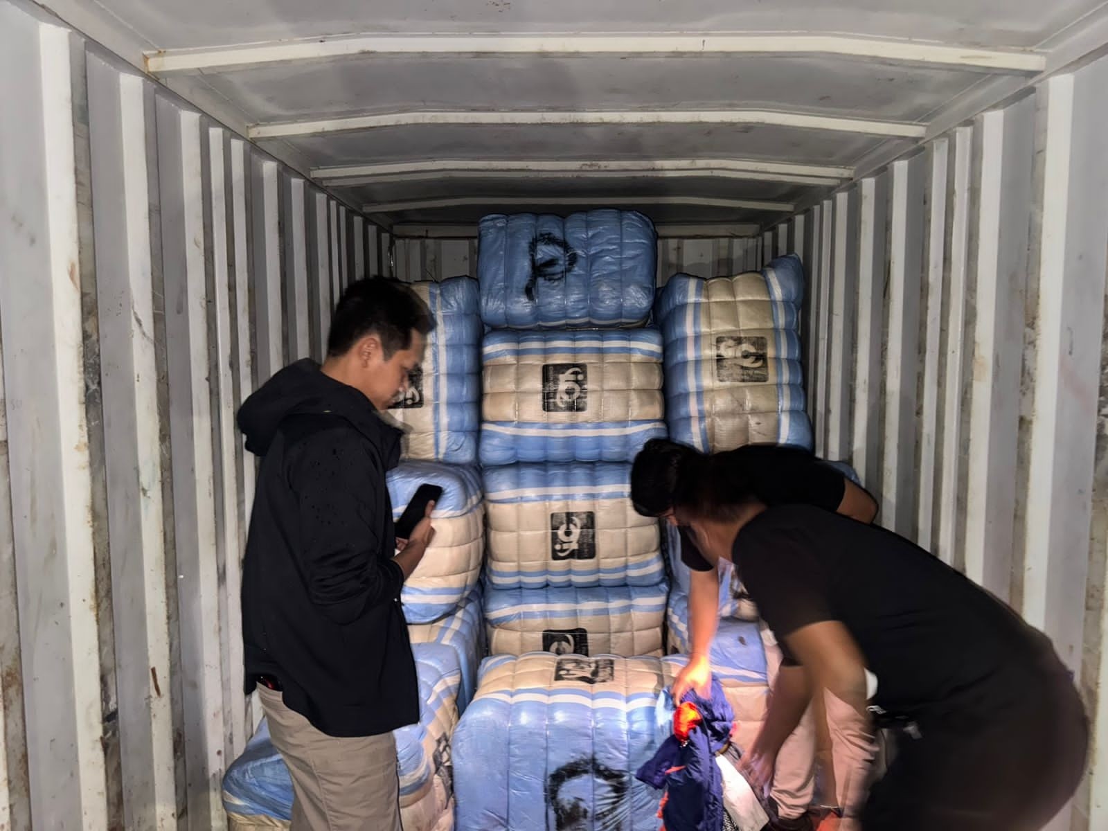 Polisi Gagalkan Peredaran 207 Bal Pakaian Bekas Impor Ilegal di Jakarta