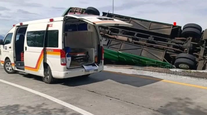 Bus Rombongan Piknik dari Semarang Terguling di Exit Tol Pemalang, Beberapa Penumpang Luka
