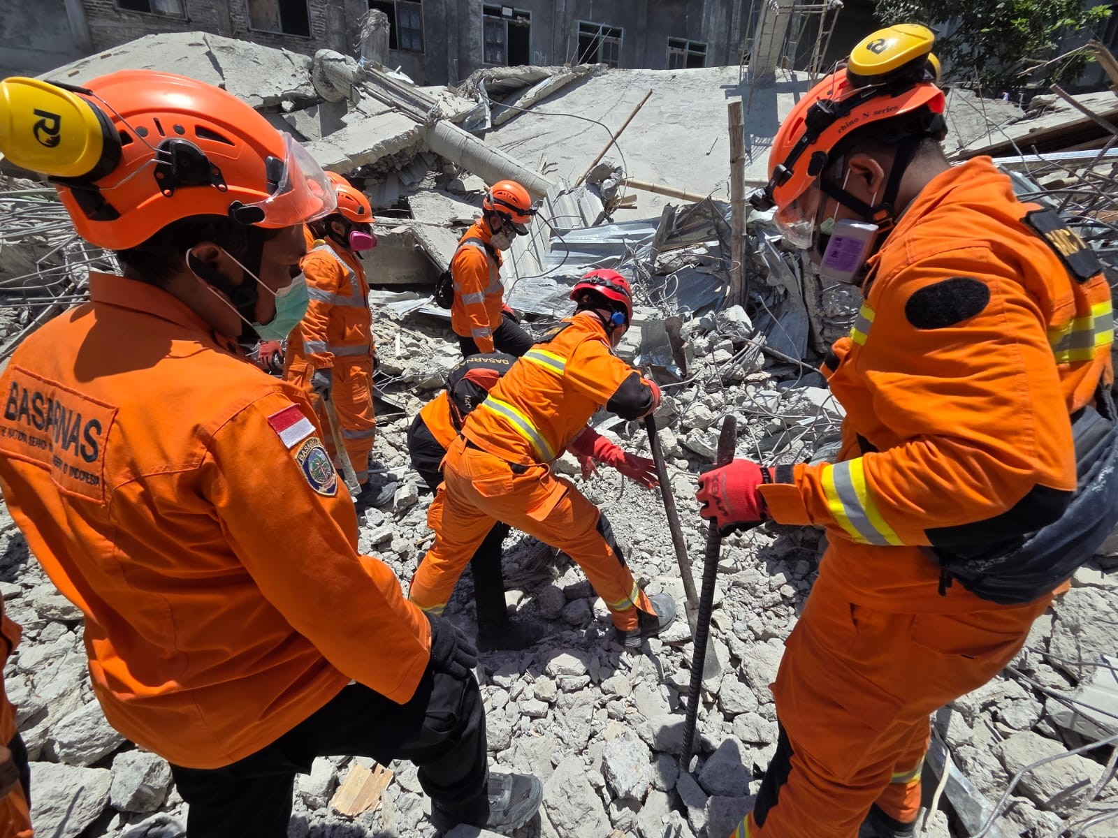 Evakuasi Korban Ponpes Al Khoziny Libatkan Pakar ITS, Operasi SAR Kini Fokus pada Keamanan Struktur