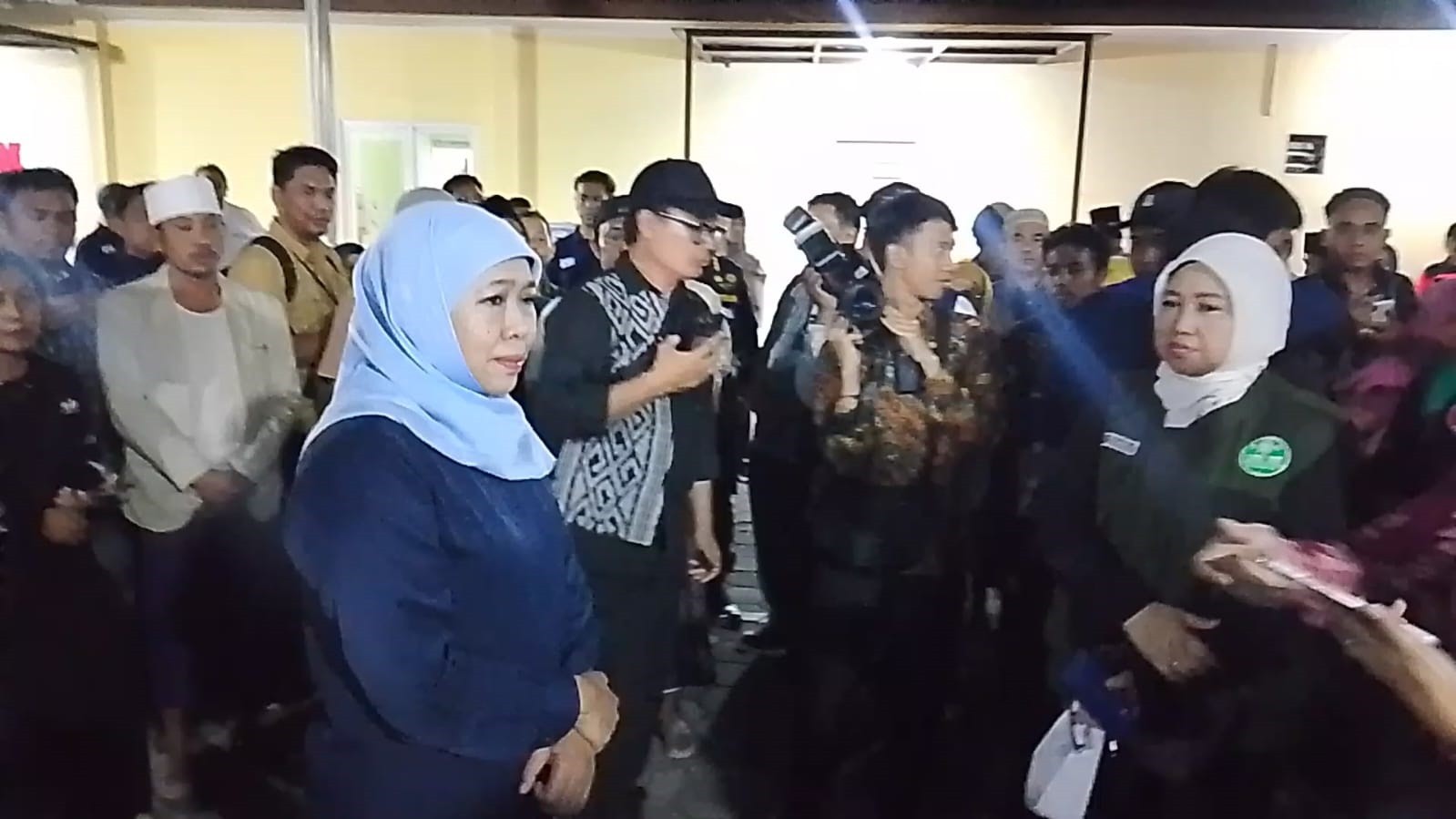 Khofifah Dampingi Keluarga Korban di RS Bhayangkara: “Mereka Pergi dalam Keadaan Mulia”